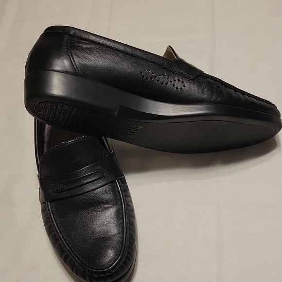 SAS Men's Classic Black Slip-On Loafers - Picture 6 of 9